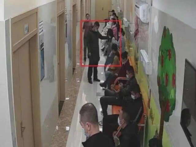 Đi khám thai một mình, vợ bật khóc khi thấy chồng ở bệnh viện cùng người phụ nữ lạ, còn nói một câu đau đớn