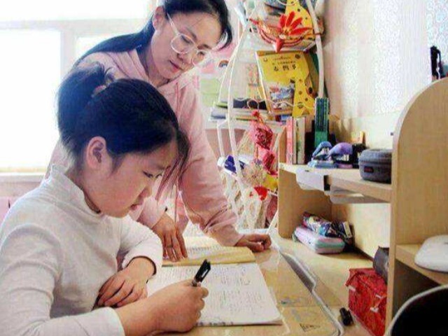 Kiểm tra bài tập làm văn của con, bố rùng mình khi đứa trẻ viết: Bố em đã mất!, lý do quá đáng yêu