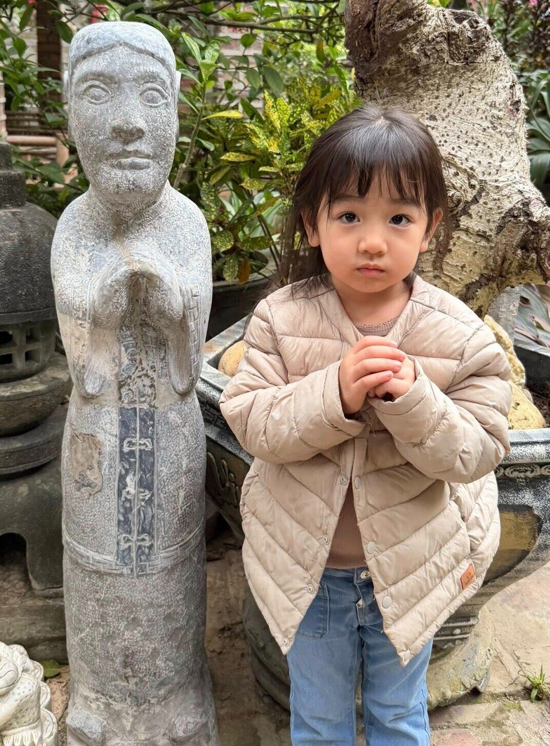 Bé gái HN gây sốt với loạt ảnh tạo hình y hệt tượng, mẹ ruột là hot girl được báo Trung khen nức nở vì quá đẹp - 10