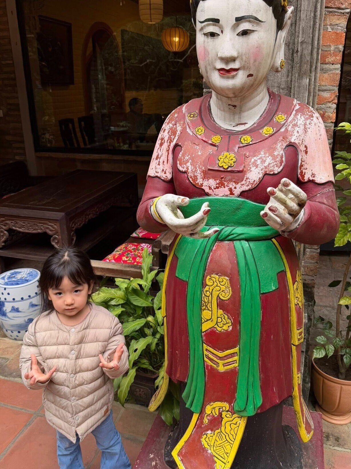 Bé gái HN gây sốt với loạt ảnh tạo hình y hệt tượng, mẹ ruột là hot girl được báo Trung khen nức nở vì quá đẹp - 11