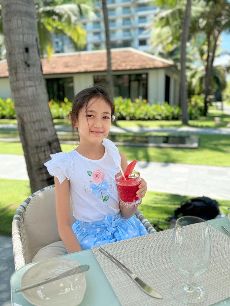 Viann từng đồng hành cùng mẹ trên sàn diễn thời trang với vai trò người mẫu.