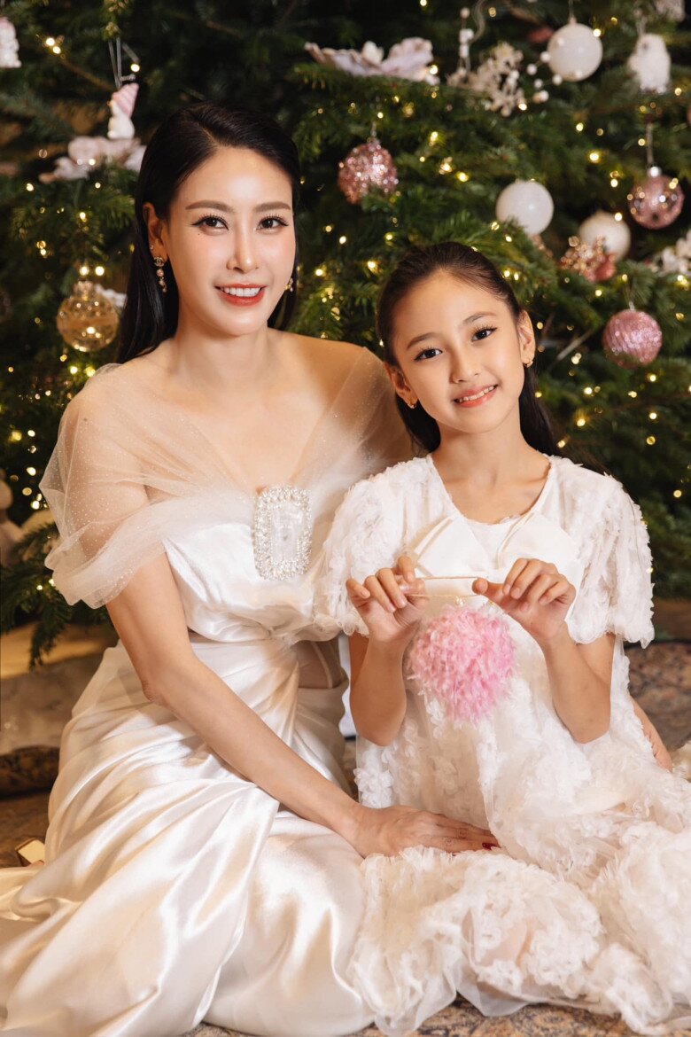 Viann được mọi người nhận xét thừa hưởng nhan sắc của mẹ với đôi mắt to tròn, khuôn mặt trái xoan.