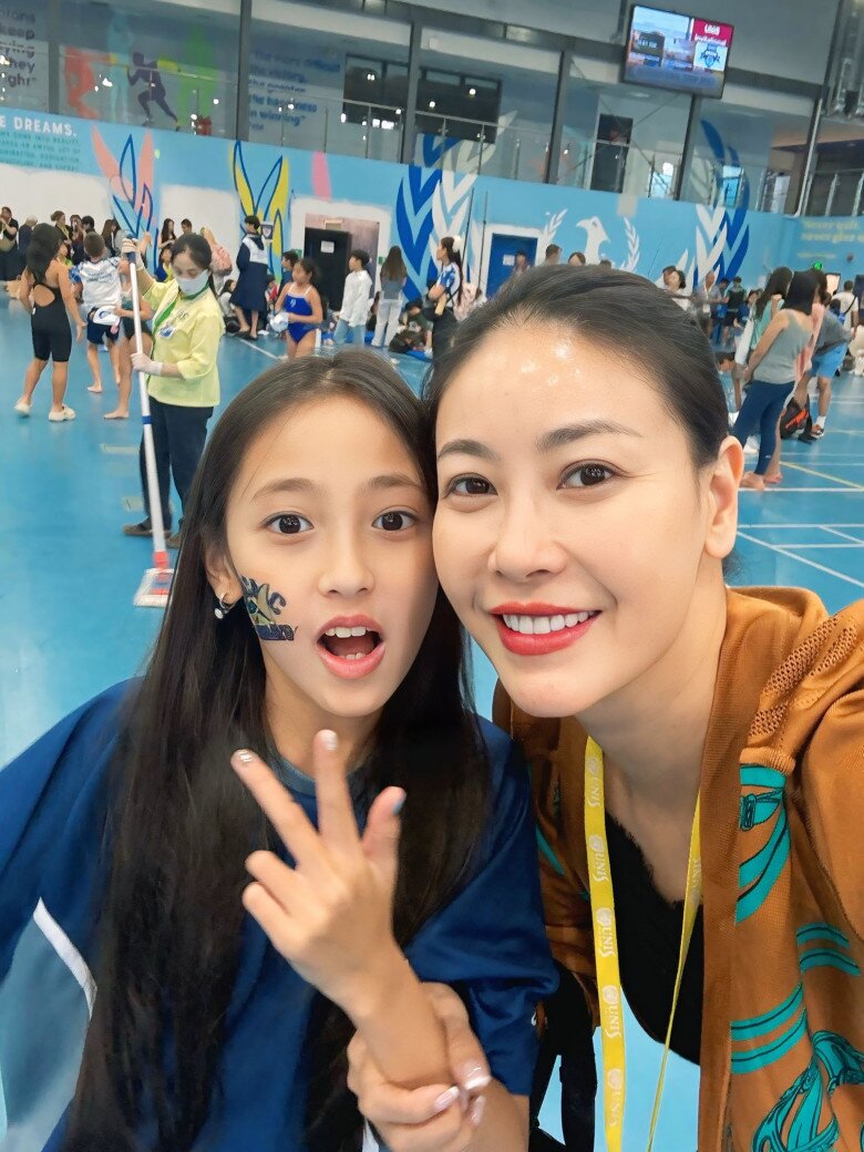 Đặc biệt, bà trùm Hoa hậu Phạm Kim Dung còn nhận xét: Hoa hậu tương lai là đây chứ đâu và dự đoán 11 năm nữa, truyền thông Việt Nam sẽ dậy sóng khi có một Hoa hậu Việt Nam là con của một Hoa hậu Việt Nam.