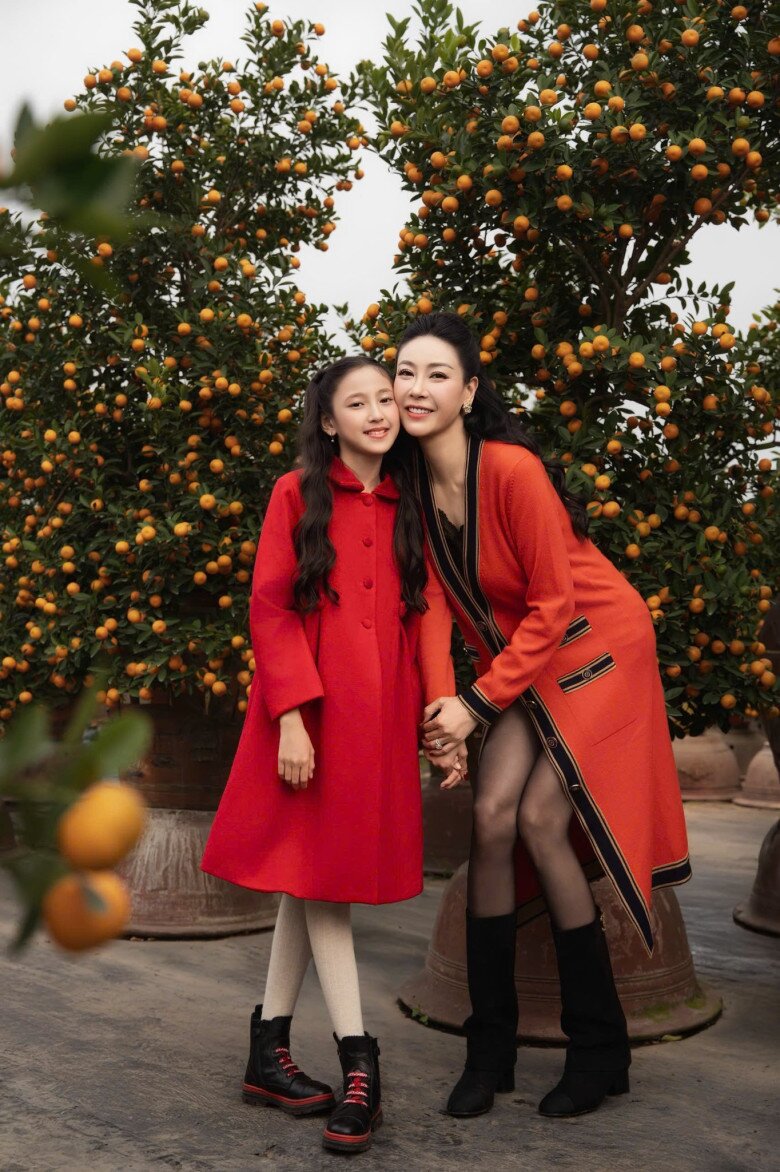 Để giúp con gái hiểu thêm về ý nghĩa Tết cổ truyền của dân tộc, mỗi năm, mẹ 3 con - Hoa hậu Hà Kiều Anh đều cùng con gái làm một việc vô cùng ý nghĩa.