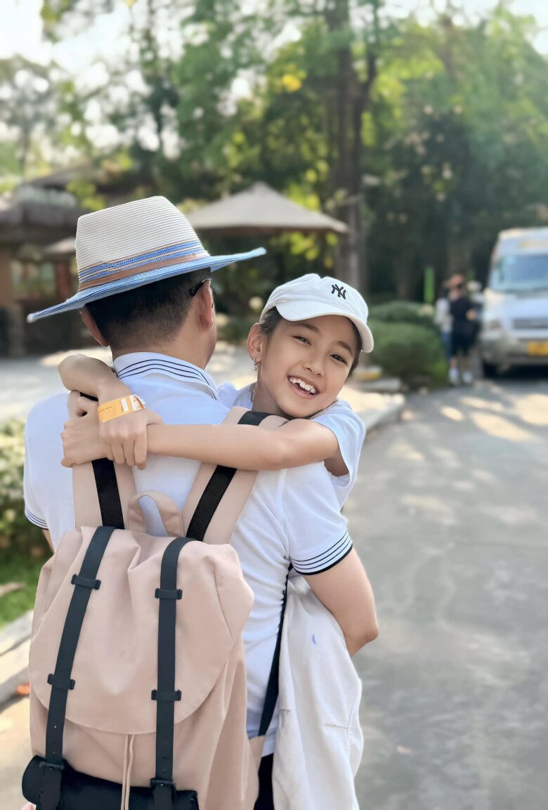 Có lần, Hà Kiều Anh từng chia sẻ: Bạn bè của Kiều Anh khi gặp Viann đều nói bé có các nét thanh tú của mẹ nhưng lại có khuôn mặt chữ điền của ba. Ai nhìn vào cũng thấy bé có nét của ba nhiều hơn mẹ.