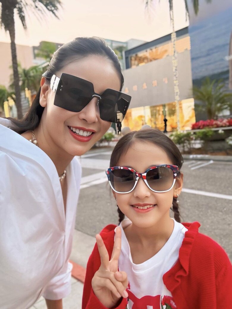 Trong một bình luận, bà mẹ Hà Kiều Anh không giấu nổi niềm tự hào khi chia sẻ con gái có 2 điểm giống mình là: Cao và gầy giống mẹ.