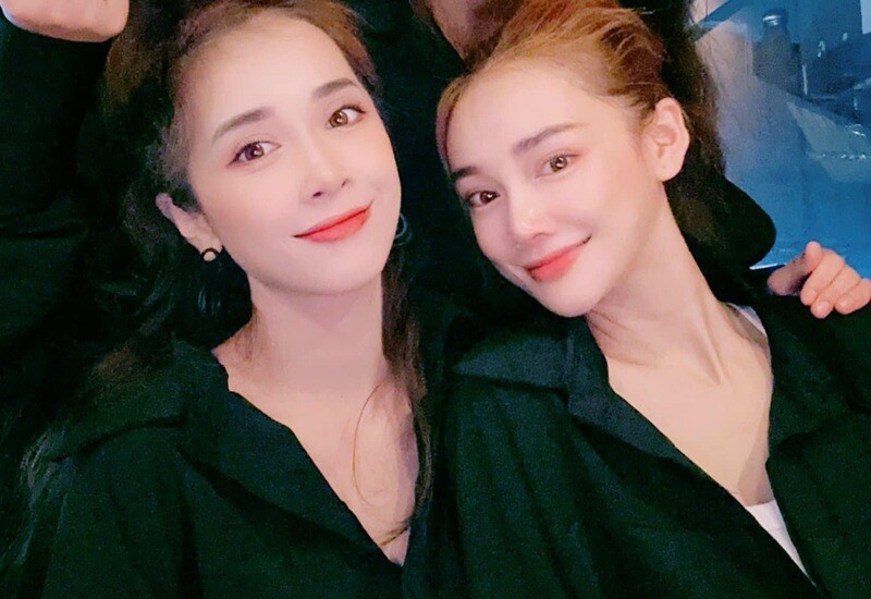 Không lựa chọn phát triển sự nghiệp trong giới giải trí giống Nhã Phương, Jumy Phương Anh lập gia đình sớm và hiện làm mẹ 2 nhóc tỳ đáng yêu.