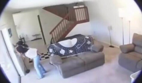 Cả vợ và giúp việc đều lén lún kiểm tra xem chồng đã thực sự ra khỏi nhà chưa.