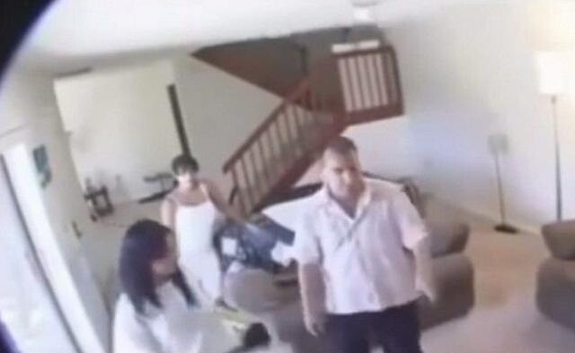 Người đàn ông thông báo với vợ phải đi công tác, mai mới trở về.