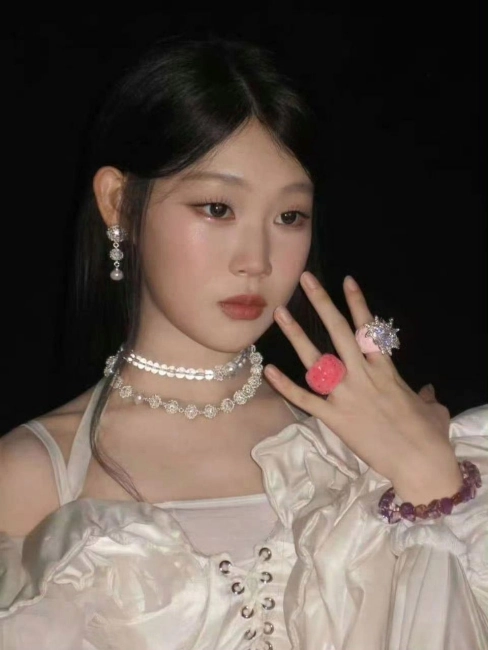 Rõ ràng, Thẩm Giai Nhuận đã dần thích nghi với vai trò người của công chúng, tỏa sáng trong từng cử chỉ và khẳng định năng khiếu nghệ thuật của mình.