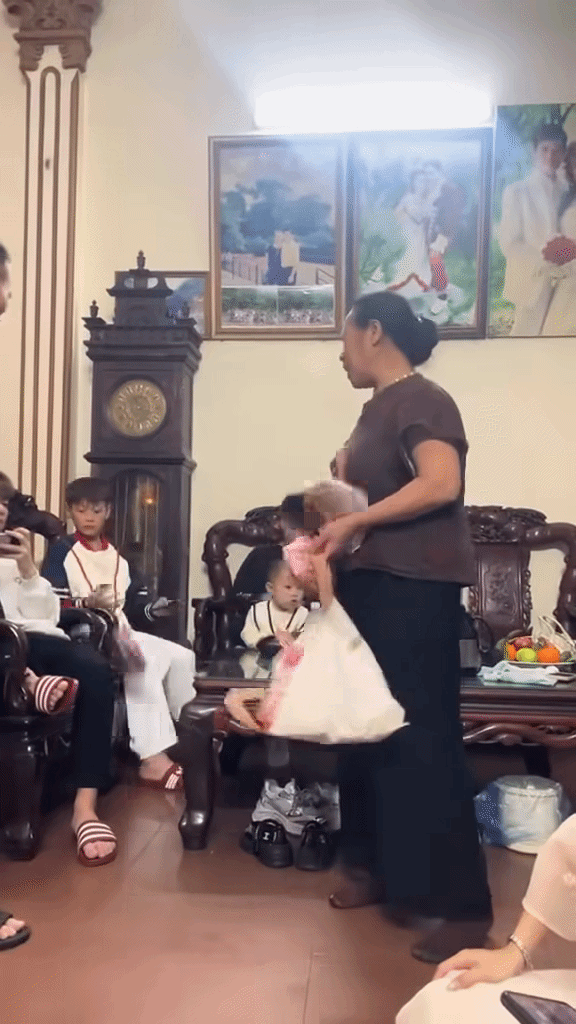 3 màn lì xì trẻ con khoe gia thế hot nhất Tết 2026: Bà ngoại tặng mỗi cháu 1 chỉ vàng, ông nội phát tiền thành cọc nguyên seri - 4