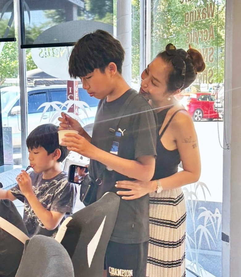 Ngày thường bà mẹ rất thân thiết bên quý tử.