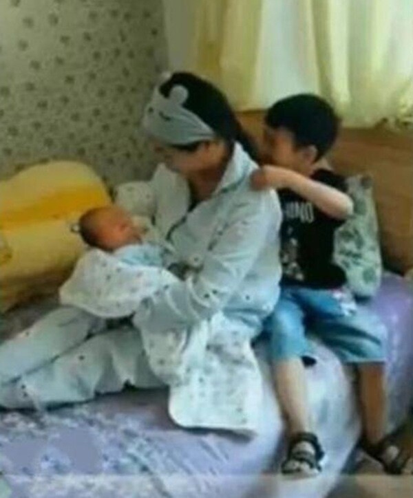 Mẹ vào phòng sinh nhưng mãi không thấy ra, bé trai nói 1 câu với y tá khiến ai cũng nghẹn ngào - 4