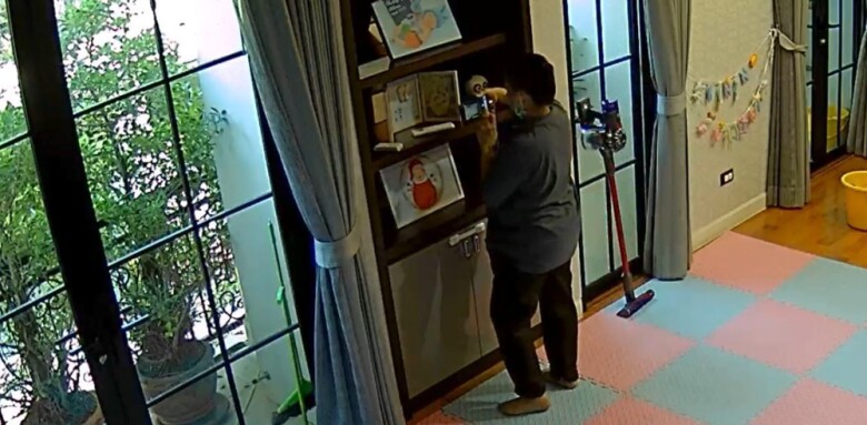 Camera giám sát ghi lại toàn bộ hành động man rợ của người phụ nữ.