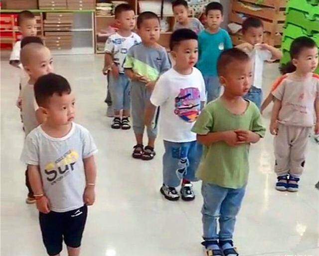 Cô giáo gửi ảnh một tiết học ở lớp, mẹ nhìn kĩ xung quanh liền cảm thấy lo lắng cho đứa trẻ - 2