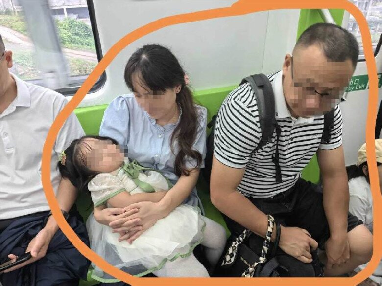 Nhường ghế cho mẹ bỉm trên tàu điện, chàng trai sững sờ khi thấy hành động thân mật của người đàn ông bên cạnh - 2