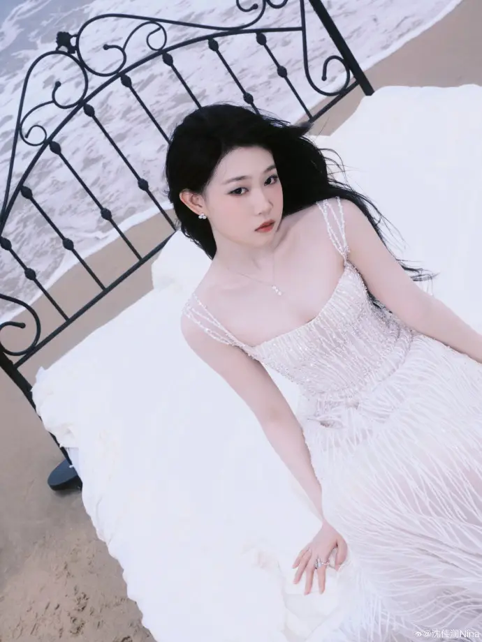 Trong chiếc váy cúp ngực, Thẩm Giai Nhuận toát lên vẻ thanh lịch, lạnh lùng nhưng vẫn đầy sức sống.