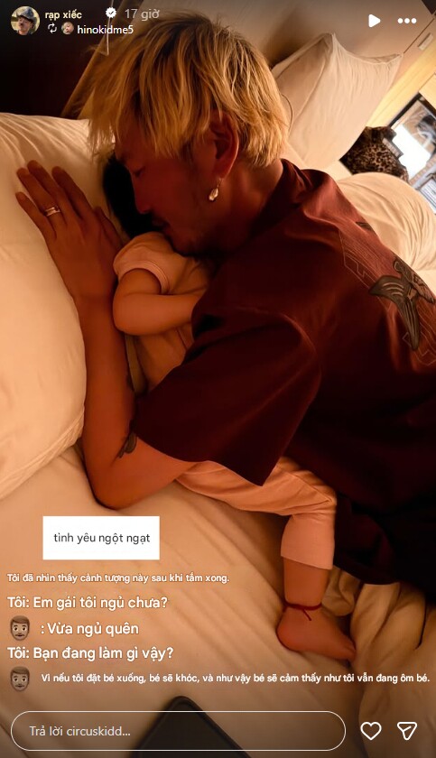 Rita bắt gặp KID nằm im trên người con gái. (Ảnh: Instagram/hinokidme5)