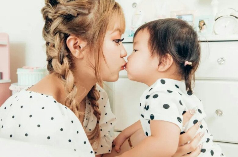 Bé gái 13 tuổi sinh con gây chấn động, vừa đi học vừa làm mẹ, 20 năm sau mới nói đến bố đứa trẻ - 8