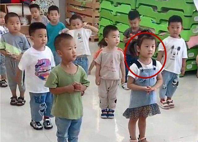 Cô giáo gửi ảnh một tiết học ở lớp, mẹ nhìn kĩ xung quanh liền cảm thấy lo lắng cho đứa trẻ - 3