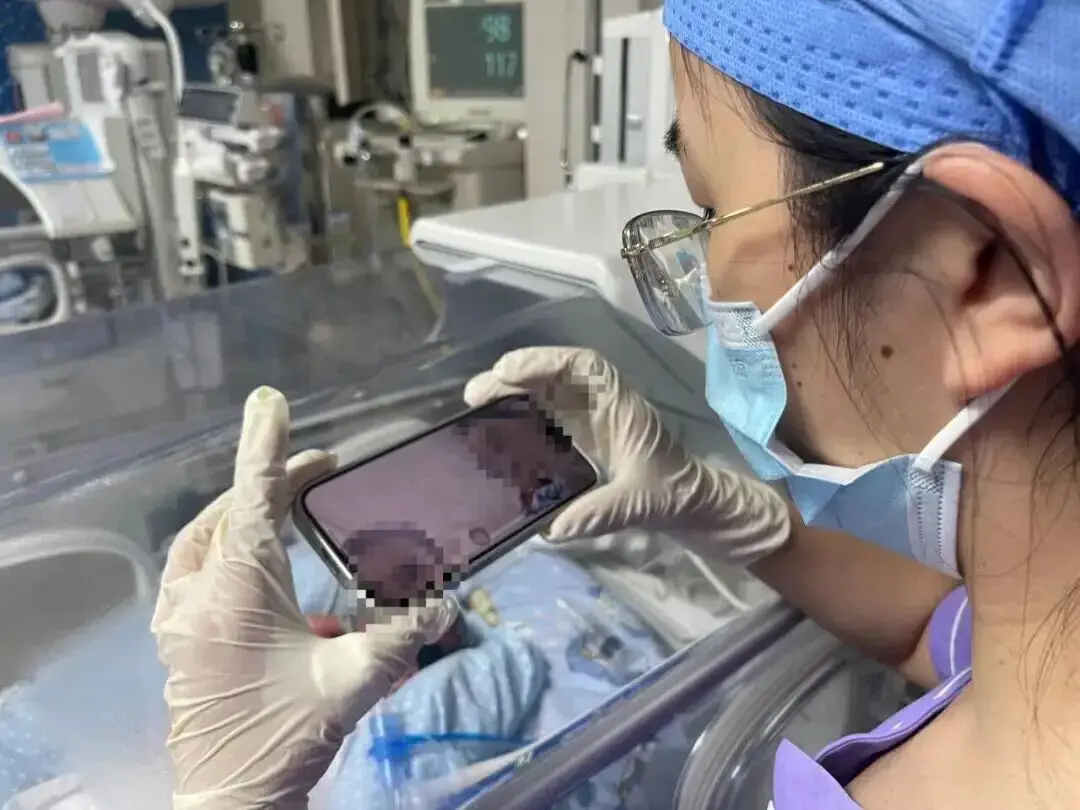 Gia đình gặp mặt em bé qua điện thoại.