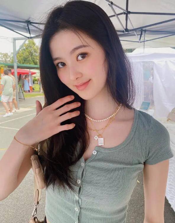 Liao Siwei xinh đẹp và là tiểu thư giàu có sống trong nhung lụa từ nhỏ.