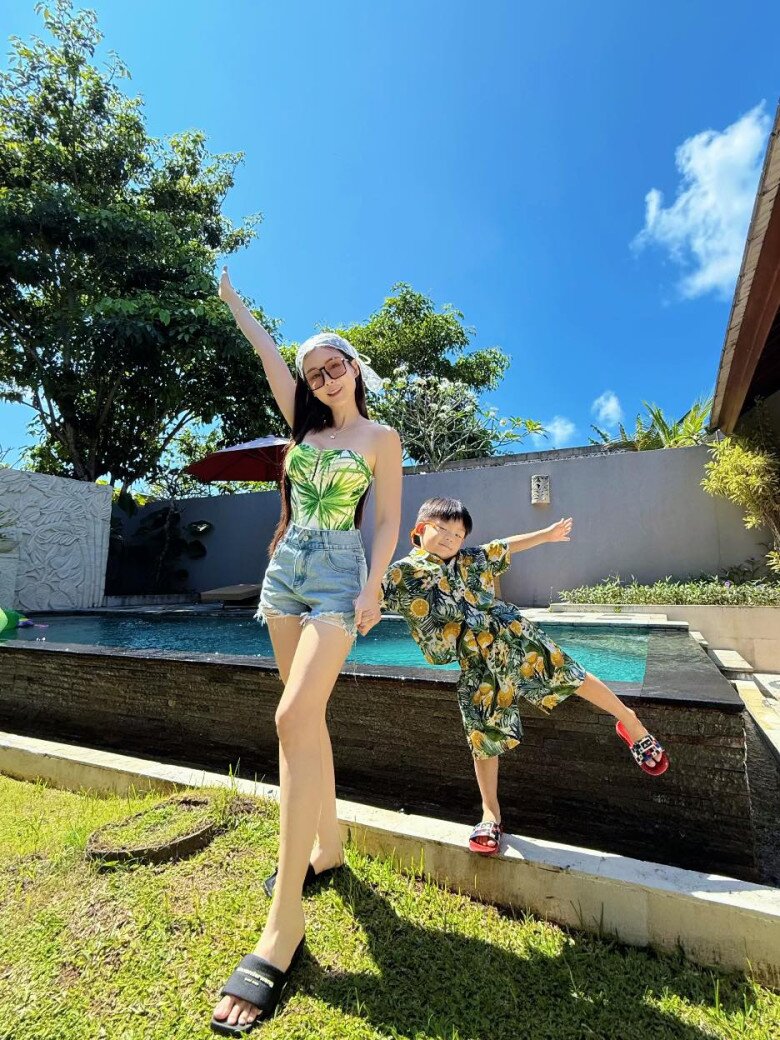 Mẹ mặc đồ hở hang đến trường đón con bị chỉ trích, các ông bố bình luận: amp;#34;Tôi không bao giờ cho vợ mình mặc như thếamp;#34; - 5