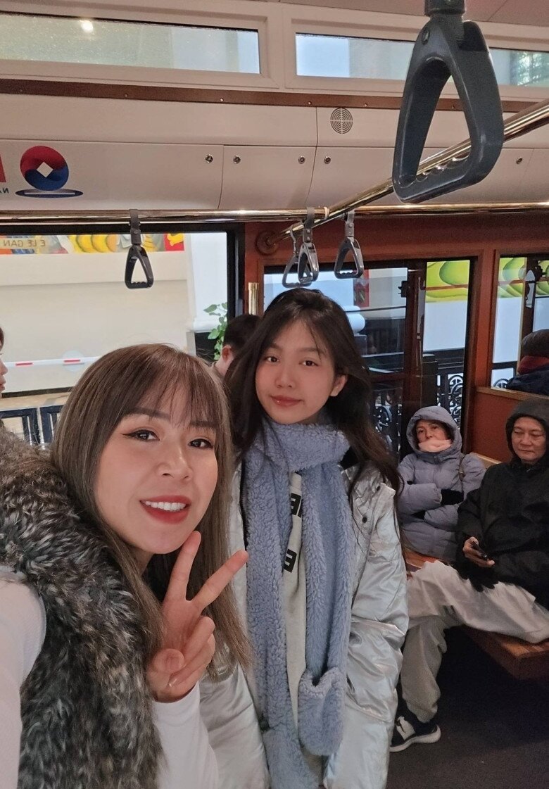 Bé Chíp khá chững chạc so với tuổi. Tôi và bà xã tâm sự nhiều với con. Tuổi trẻ con đã qua nhưng chưa phải người lớn nên hai vợ chồng đều phải lựa khi nói chuyện với con. Nếu bố nóng thì mẹ nhẹ nhàng và ngược lại, Mạnh Trường chia sẻ.