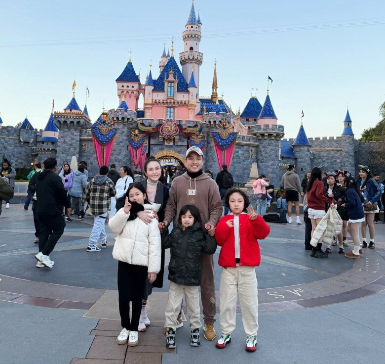 Ngay những ngày đầu tiên của năm mới Bính Ngọ 2026, cặp cha mẹ Tuấn Hưng và Hương Baby đã sắp xếp thời gian đưa 3 nhóc tỳ sang Mỹ du xuân cùng người thân.