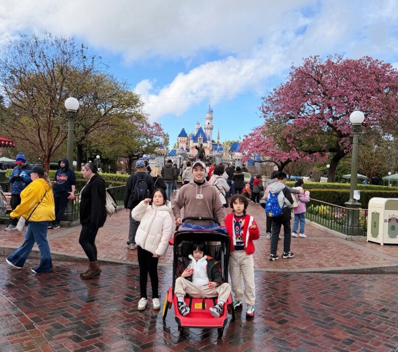 Chiều theo được 3 em ở trong này thật sự bố mẹ cũng chóng mặt luôn, phải chơi các trò chơi cùng mà nhiều lúc thấy mẹ sợ luôn đó, nhất là mấy cái trò tàu lượn siêu tốc, rồi vào bắn nhau với Spider-Man sao mà chóng mặt thế - bà xã Tuấn Hưng cho hay.