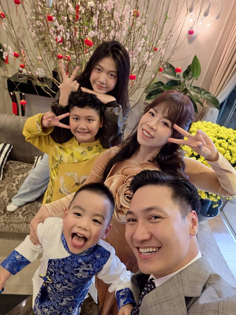 Tết Bính Ngọ 2026 đối với cặp cha mẹ Mạnh Trường - Phương Phạm vui và hạnh phúc hơn bao giờ hết vì các con đều đã lớn cả, không còn quá vất vả cảnh bỉm sữa.