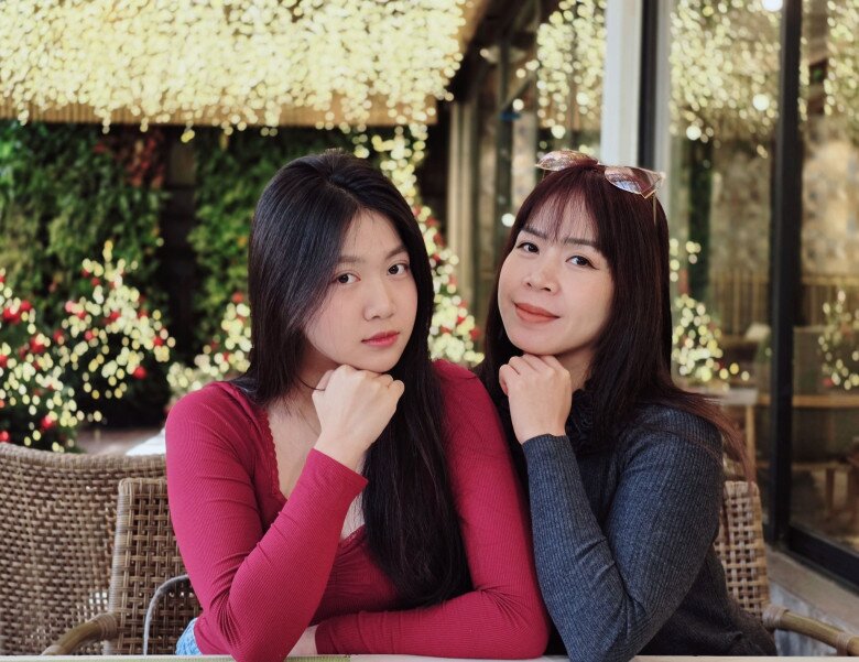 Cặp cha mẹ vẫn thường xuyên khoe hình ái nữ lên mạng xã hội và nhận được rất nhiều lời mời làm thông gia, nhận Mạnh Trường làm bố vợ tương lai vì bé Chip vừa xinh vừa đa tài, học giỏi, cầm kì thi họa đều tài năng.