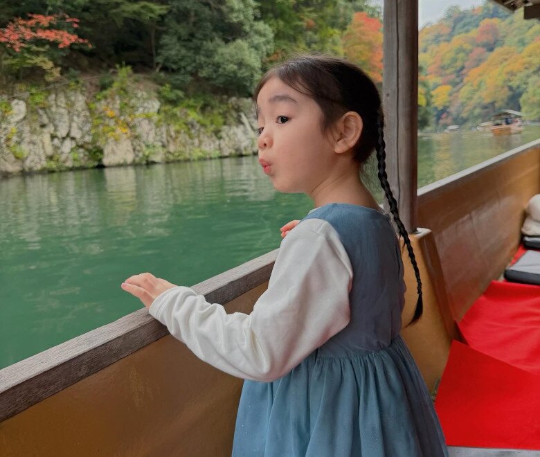 Lúc nhí nhảnh, hoạt bát...