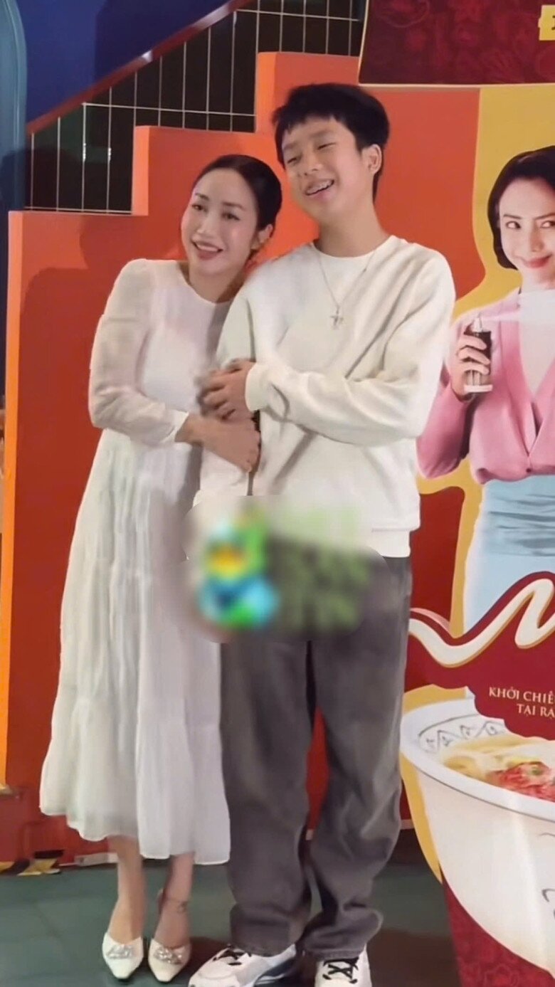 Con trai 15 tuổi của Ốc Thanh Vân ngượng ngùng từ chối khi mẹ muốn khoác tay chụp hình chốn đông người, - 1