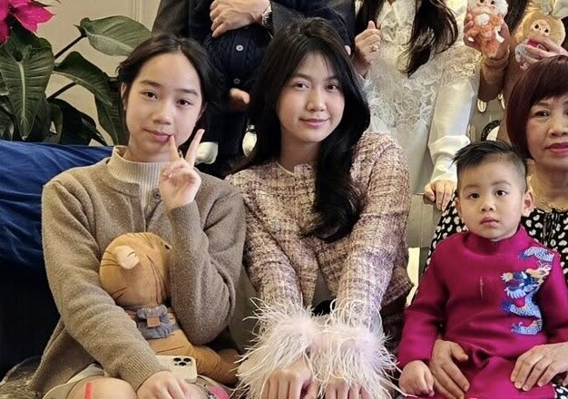 Trong những bức ảnh được chia sẻ, cô con gái lớn của Mạnh Trường - bé Chip nhận được nhiều sự chú ý và lời khen ngợi của mọi người.