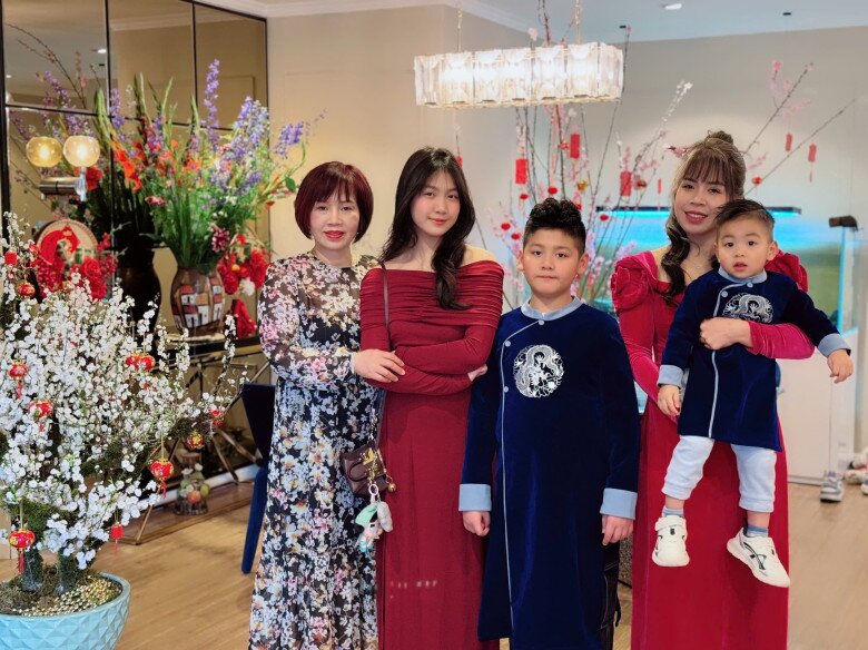 Chia sẻ về con gái, hot dad Mạnh Trường cho biết, con gái anh đã thay đổi hoàn toàn so với thời tham gia Bố ơi, mình đi đâu thế. Cô bé giờ rất ngoan ngoãn, nhường nhịn các em, giúp bố mẹ nhiều việc nhà.