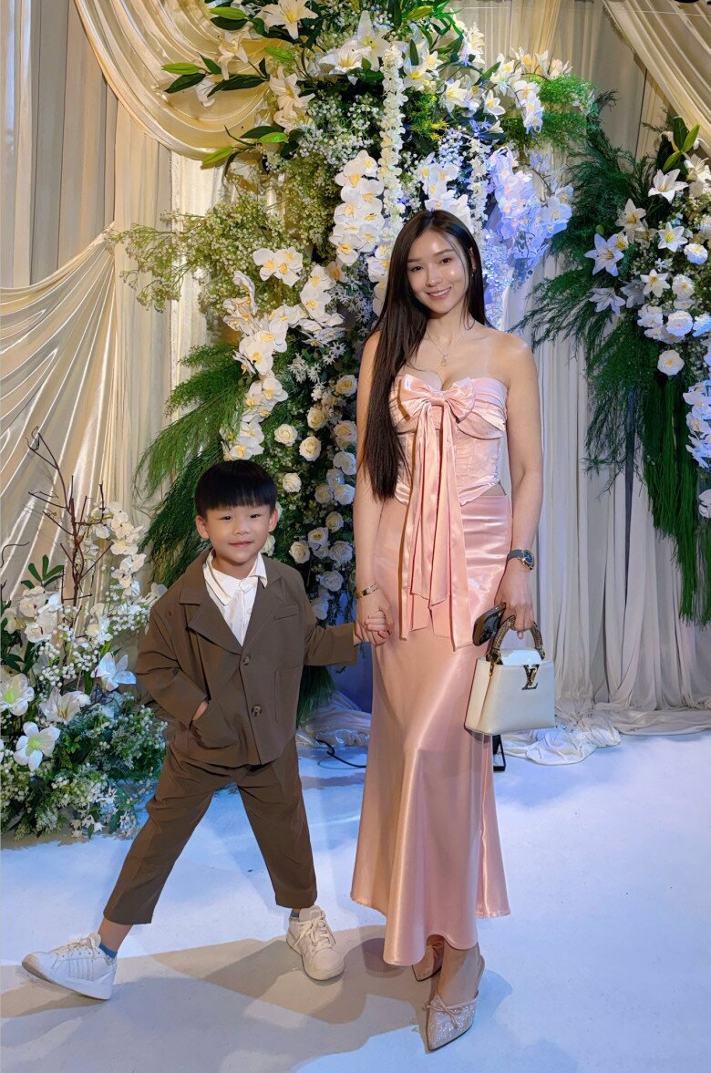 Mẹ mặc đồ hở hang đến trường đón con bị chỉ trích, các ông bố bình luận: amp;#34;Tôi không bao giờ cho vợ mình mặc như thếamp;#34; - 8