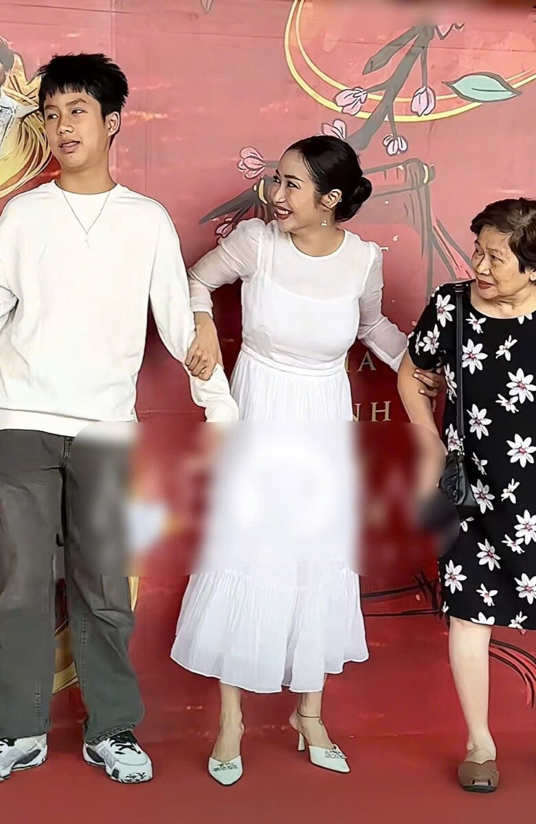 Con trai 15 tuổi của Ốc Thanh Vân ngượng ngùng từ chối khi mẹ muốn khoác tay chụp hình chốn đông người, - 6