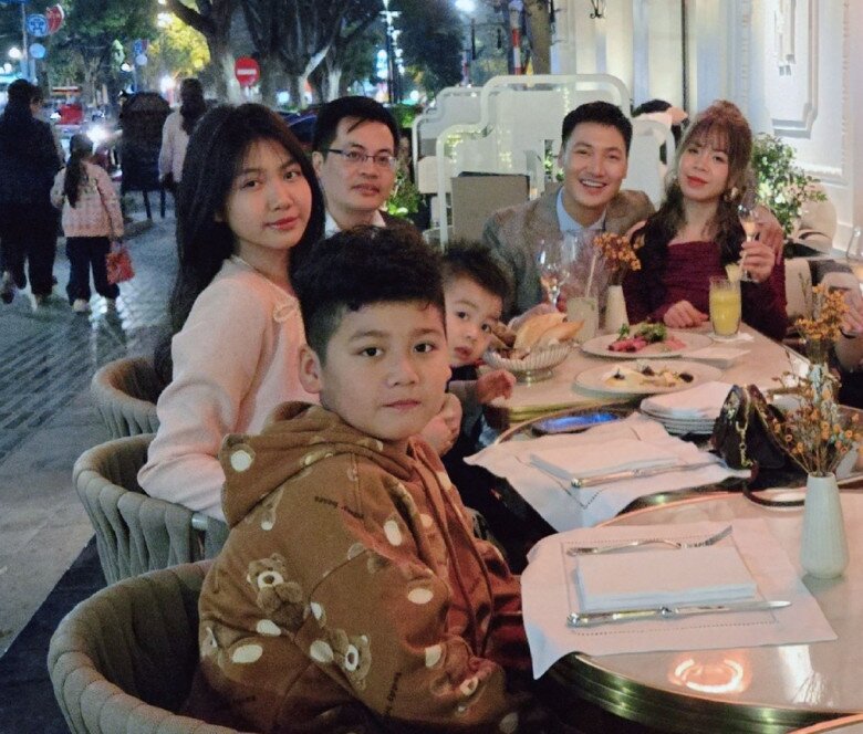 Không chỉ thế, Chip ở độ tuổi thiếu nữ còn rất cuốn hút, ra dáng làm chị, biết cách chăm sóc cả hai em mỗi khi đi ra ngoài.