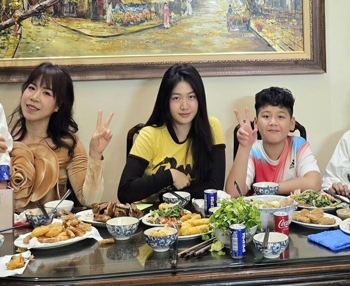 Ở tuổi 16, con gái diễn viên phim Hương vị tình thân sở hữu chiều cao vượt trội cùng gương mặt khả ái, đường nét thanh tú. Cô được nhiều khán giả nhận xét thừa hưởng nét đẹp từ cả bố và mẹ với đôi mắt to và mái tóc đen dài. 