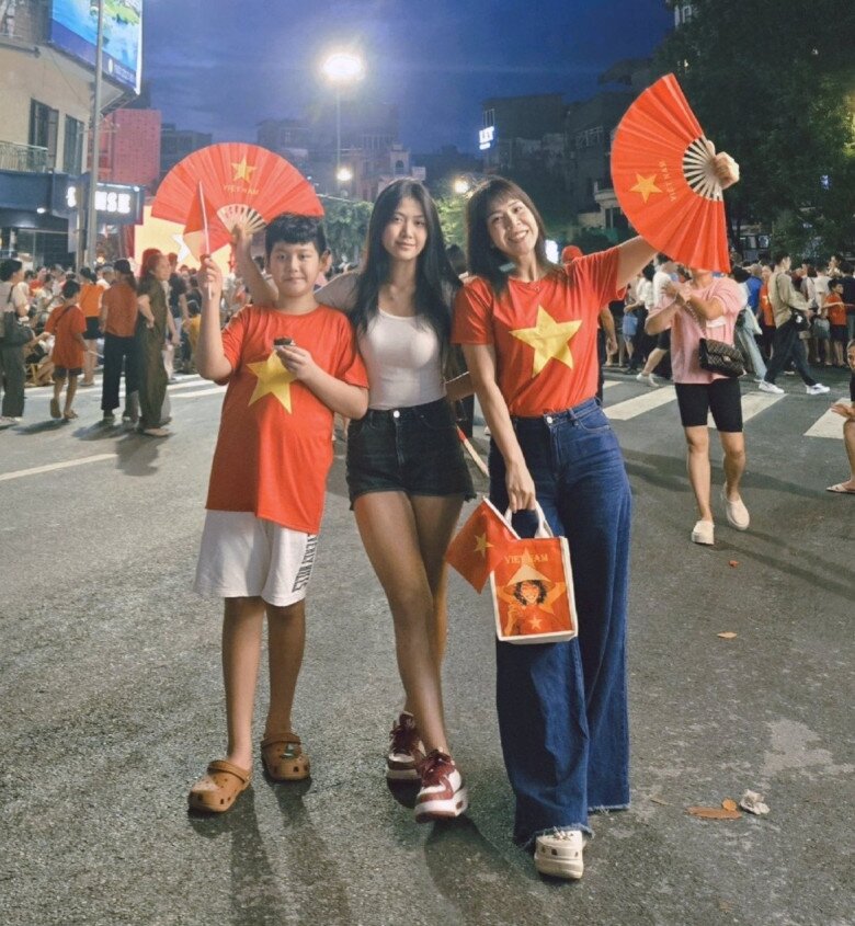 Trong sự già dặn của Chíp cũng có những cái khá trẻ con. Nhiều bạn khoảng 15, 16 tuổi là không thích chơi với em nhỏ nữa nhưng con vẫn thích chơi với các em ở nhà, vẫn hò reo như bằng tuổi các em bé, anh chia sẻ.