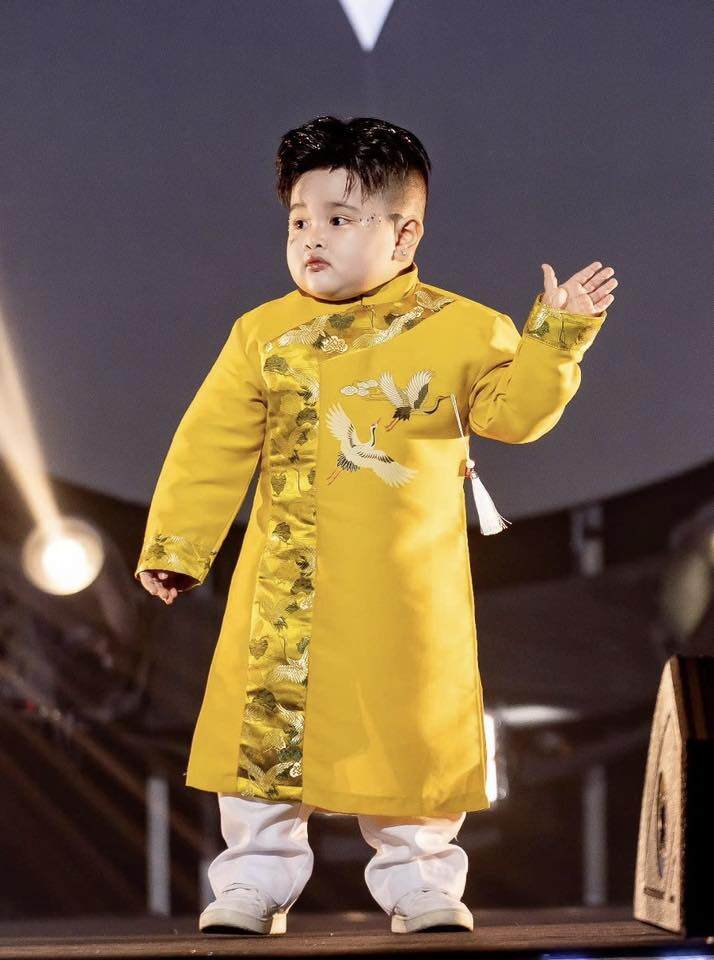 Con trai Lê Dương Bảo Lâm khiến MC nữ xinh đẹp amp;#34;đứng hìnhamp;#34; khi chân thật nói amp;#34;Ba bắt con đi làmamp;#34; trên sân khấu - 1