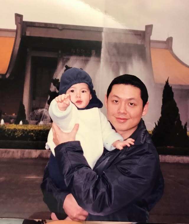 Liao Siwei lúc nhỏ được bố mẹ bảo bọc, không bao giờ xuất hiện trước mặt mọi người một cách công khai.