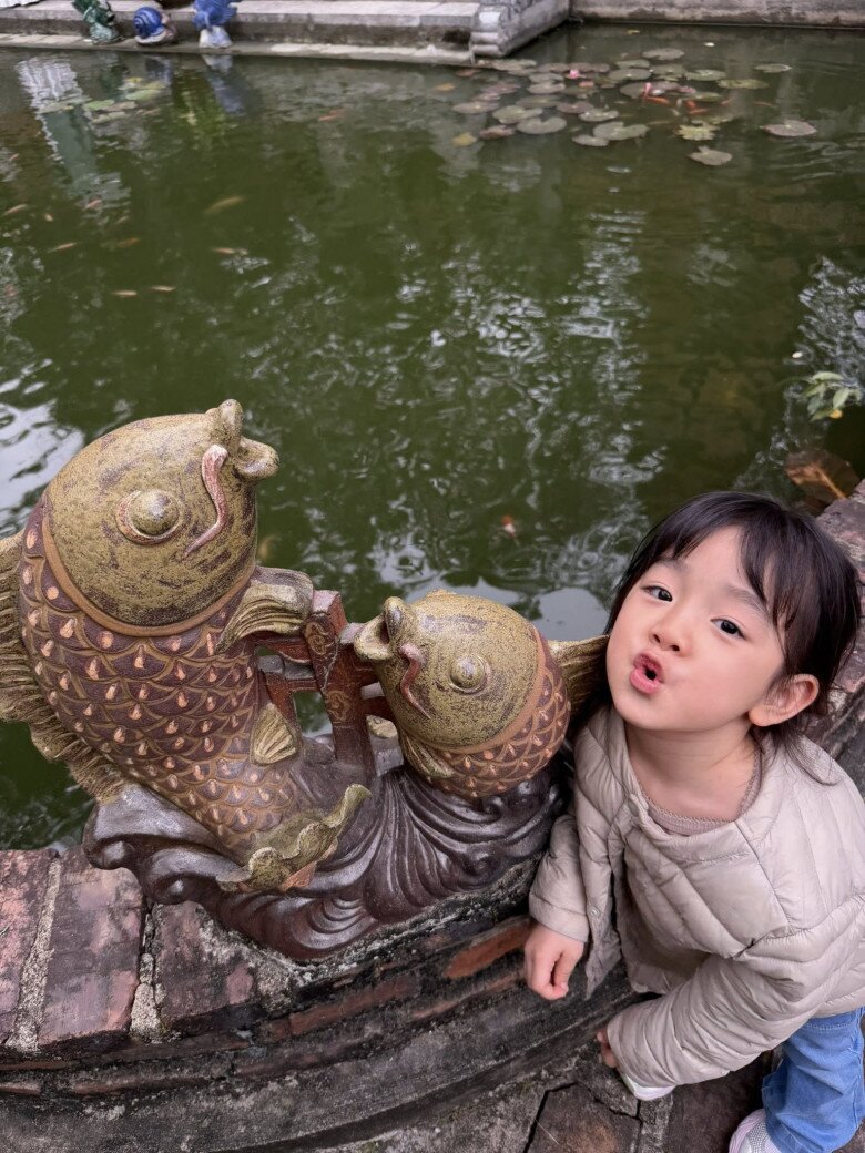 Bé gái HN gây sốt với loạt ảnh tạo hình y hệt tượng, mẹ ruột là hot girl được báo Trung khen nức nở vì quá đẹp - 6