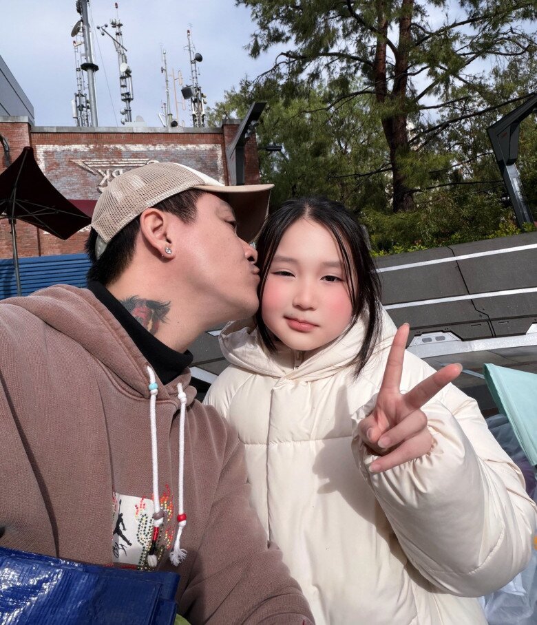 Đặc biệt, cô con gái Son ngày càng xinh xắn, được nhận xét thừa hưởng hết các nét đẹp của mẹ Hương Baby.