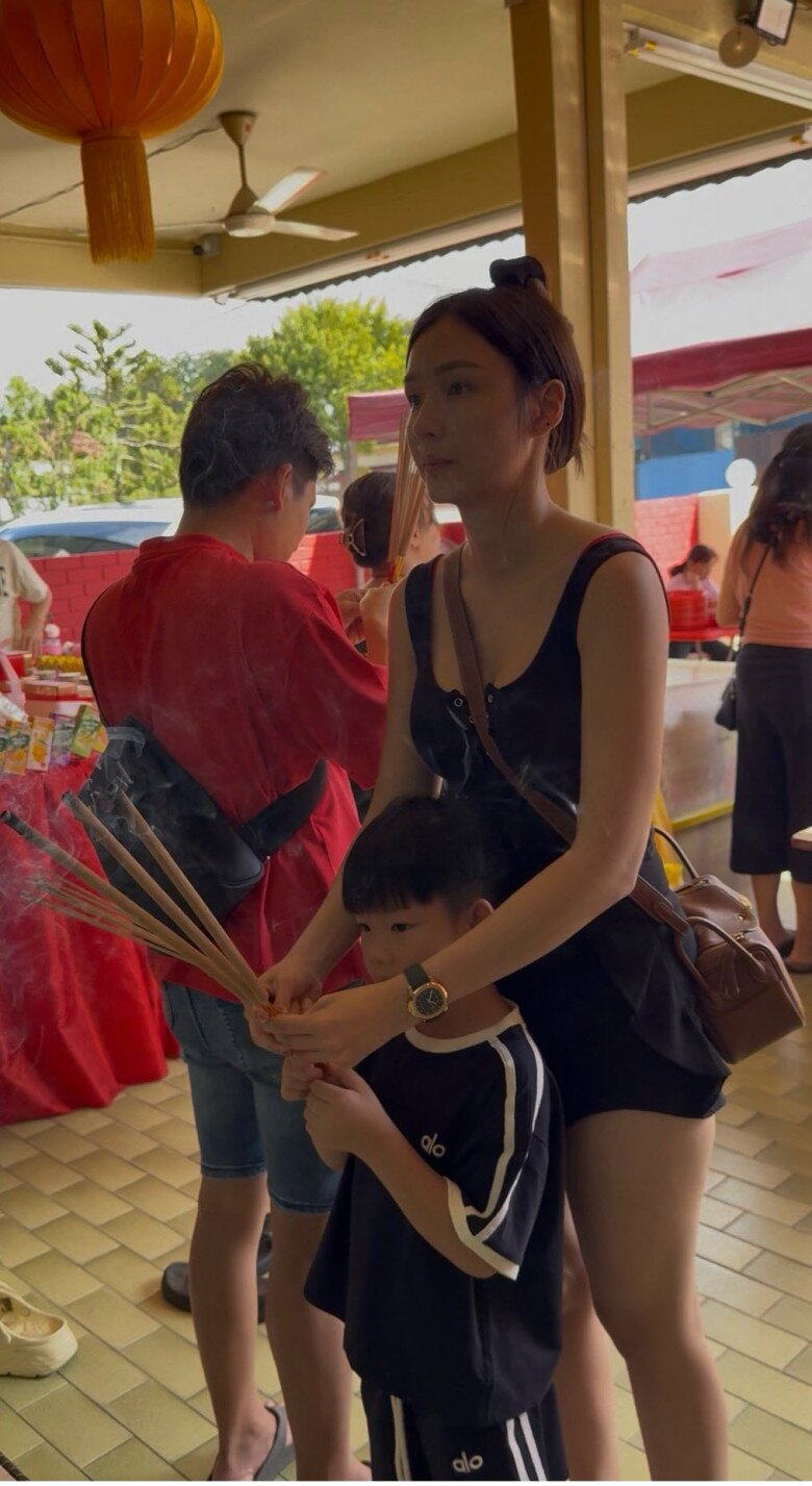 Nhiều người chỉ trích những trang phục không phù hợp của bà mẹ khi ở bên con, khi đi chùa.