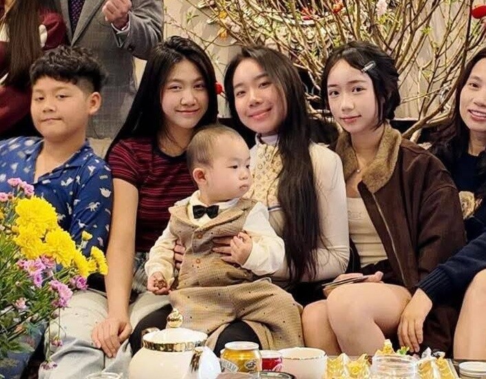 Bé Chíp (tên thật là Nguyễn Phương Linh), sinh năm 2009, con gái đầu lòng của diễn viên Mạnh Trường có trang cá nhân hiện thu hút khoảng 18.000 người theo dõi, mỗi bài đăng đều có rất nhiều tương tác từ dân mạng. 