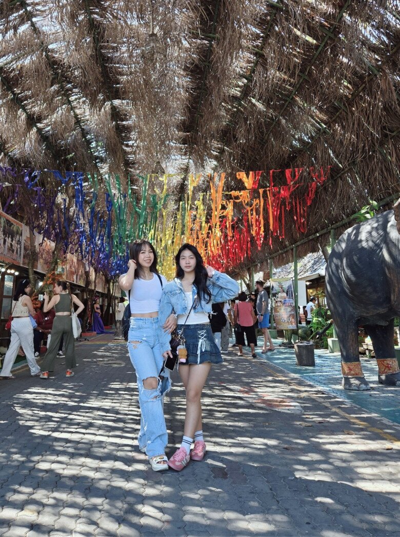 Có con gái đang lứa tuổi trưởng thành, Mạnh Trường cũng nhiều lần bày tỏ sự lo lắng, ông bố thậm chí còn từng đùa vui sẽ đứng canh cổng trưởng vì lo sợ con gái có nhiều người tán tỉnh.