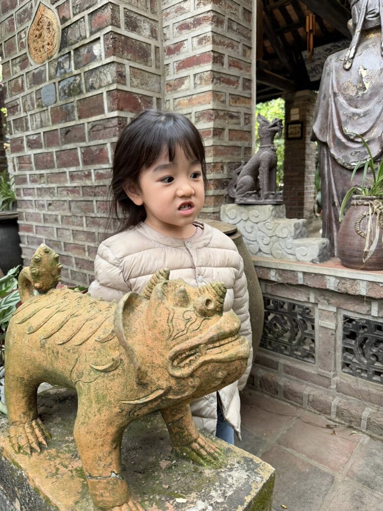 Bé gái HN gây sốt với loạt ảnh tạo hình y hệt tượng, mẹ ruột là hot girl được báo Trung khen nức nở vì quá đẹp - 5