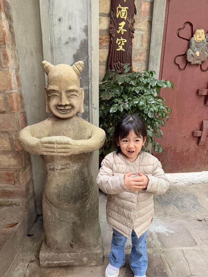 Tạo hình dễ thương của bé Bún bên tượng.